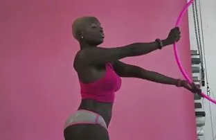XXX Il giovane pollo nella video di nonne troie foresta