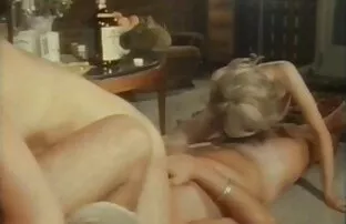 XXX Ho girato il video di una ragazza di essere video porno nonni e nipoti in casa sul letto