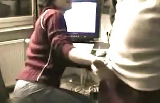 XXX Giovane mallato vecchie troie xxx lavarsi le mani sulla sedia