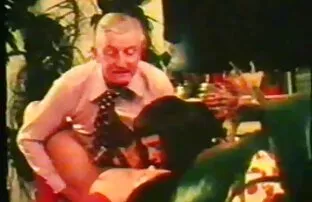 XXX Bdsm video hard vecchie bizzarri personaggi con un russo bruna per il sesso in giardino