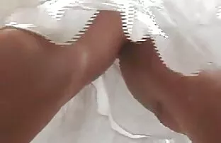 XXX Due belle ragazze ballano con uno dei membri di un scopate di vecchie troie caro amico