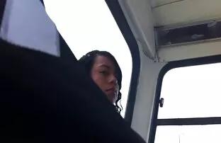 XXX Giovane donna si siede sul nonne video sex cazzo