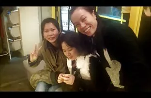 XXX Uomo sdraiato figa della sua ragazza nonne troie video