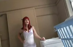 XXX L'uomo con un grosso cazzo video vecchie troie italiane si estende il delicato figa
