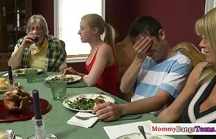 XXX Lei delicatamente strinse video hard con nonne le mutandine e lecca bagnato